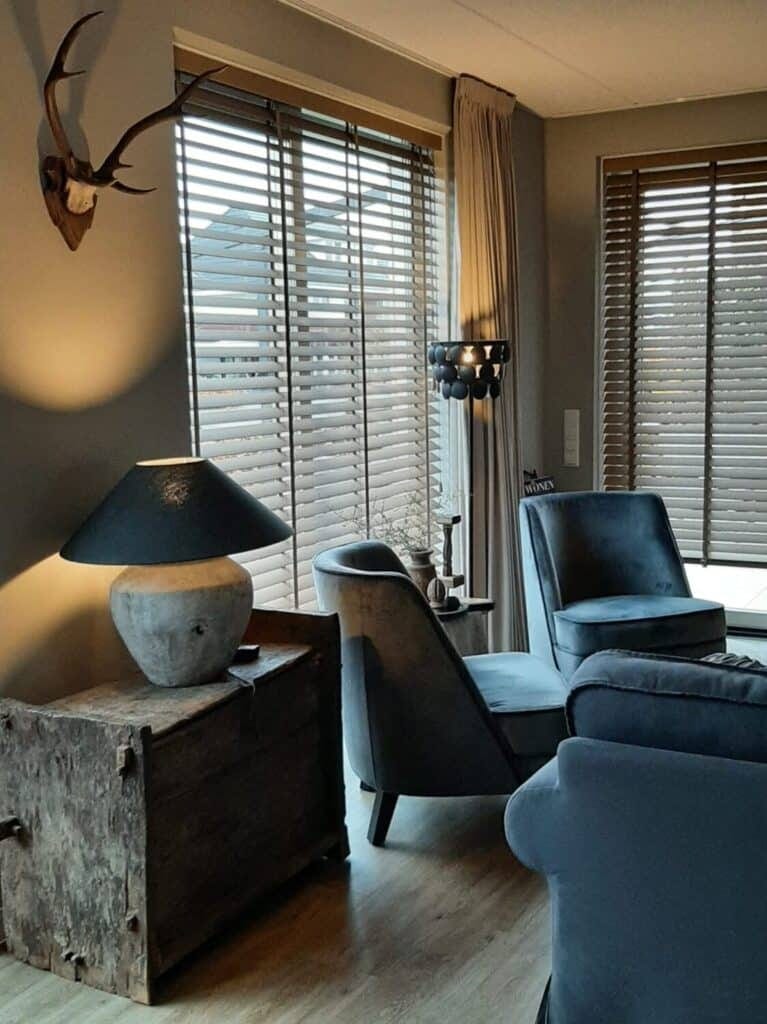kist met vaaslamp en staande lamp