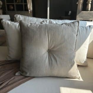 Fijn linnen sierkussen met knoop
